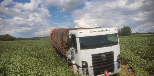 Polícia apreende caminhão com caixas de cigarros em Santa Helena