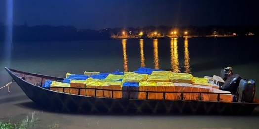 Polícia Federal apreende embarcação com dezenas de caixas de cigarros contrabandeados em Missal