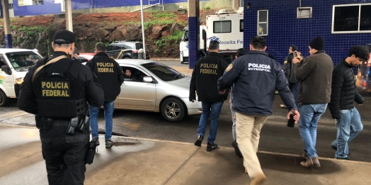 Polícia Federal realiza dupla extradição de foragidos na aduana em Foz do Iguaçu