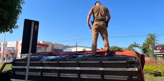 Polícia Militar apreende caminhão carregado com cigarros em Itaipulândia; prejuízo ao crime ultrapassa R$ 300 mil