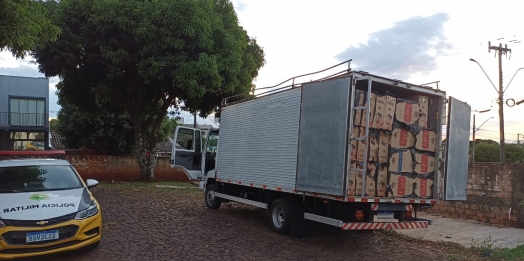 Polícia Militar apreende caminhão com 300 caixas de cigarro em Medianeira