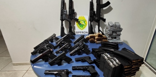 Polícia Militar apreende fuzis, pistolas e munição na BR-277