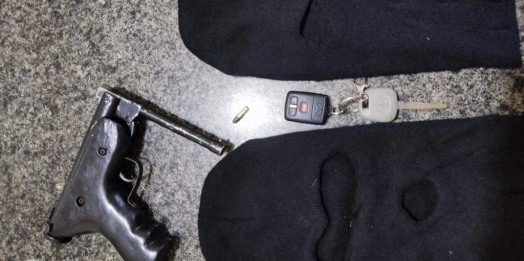 Polícia Militar aprende arma e toucas ninja usadas em roubo em São Miguel do Iguaçu