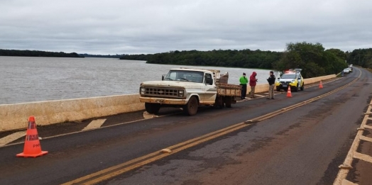 Polícia Militar auxilia no controle do trânsito após acidente sobre ponte em Santa Helena