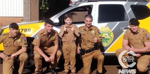Menino fã da Polícia Militar de Missal recebe fardinha de presente