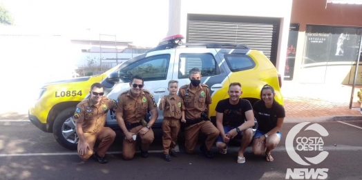 Polícia Militar de Missal entrega farda para fã mirim no dia de seu aniversário