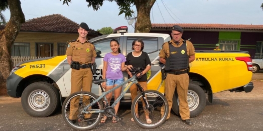 Polícia Militar de Santa Helena faz entrega oficial de bicicleta que havia sido furtada de aluna