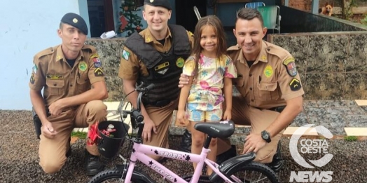 Policiais de Entre Rios e Pato Bragado entregam bicicleta para fã-mirim