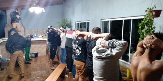 Policiais encerram festa rave clandestina no interior do Paraná