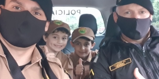 Policiais militares de Missal entregam farda infantil para crianças