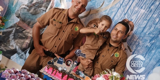 Policiais militares de São José das Palmeiras realizam surpresa para a aniversariante Laisa Gabrielly