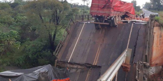 Ponte inaugurada há 14 meses cai e mata três no Paraguai