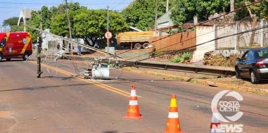 Poste cai após colisão de veículo na rua Alfredo Chaves em São Miguel do Iguaçu; trânsito está interditado