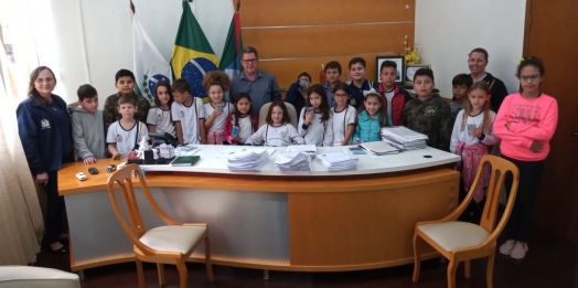 Prefeito de Missal recebe no Gabinete alunos do 4º ano da Escola Novo Milênio