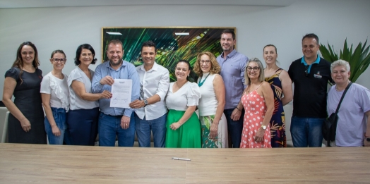 Prefeito e Vice de Medianeira participam de assinatura de Termo de Fomento entre AMESFI e SEJUF
