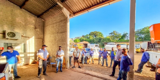 Prefeito e vice de Medianeira visitam pátio de máquinas