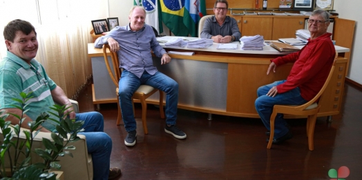 Prefeito Ferrari recebe visita de ex-prefeito Laci