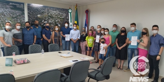 Prefeito França assina ordens de serviços para obras na educação