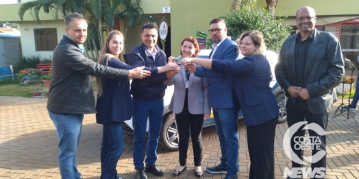 Prefeito França entrega veículo 0 km para o Semear
