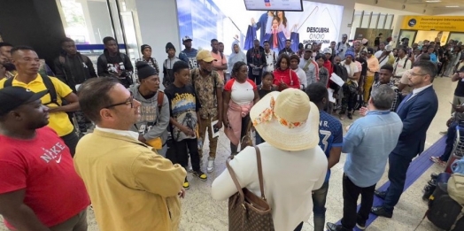 Prefeitura de Foz do Iguaçu participa de operação emergencial de desembarque de migrantes haitianos