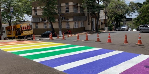 Prefeitura de Foz pinta faixa de pedestres com cores de arco íris em apoio ao Dia Nacional da Visibilidade Trans
