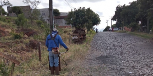 Prefeitura de Medianeira realiza roçada dos passeios públicos
