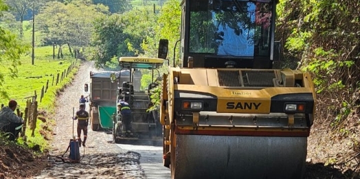 Prefeitura de Santa Helena realiza pavimentação asfáltica em estradas rurais do interior