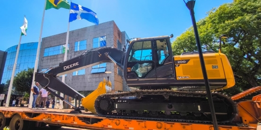 Prefeitura de Santa Helena recebe nova escavadeira hidráulica para reforçar a frota municipal