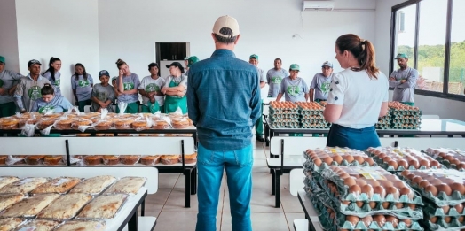 Prefeitura entrega alimentos da agricultura familiar a agentes ambientais da Usina de Reciclagem