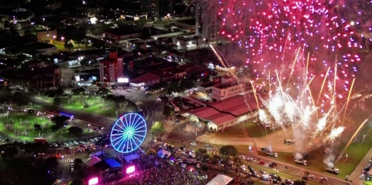 Prefeitura de Cascavel entrega noite mágica com shows, fogos, luzes e chegada do Papai Noel