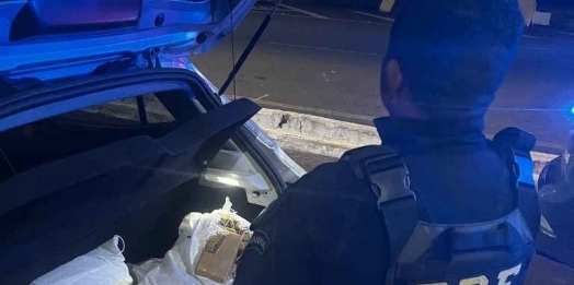 PRF apreende 94 kg de maconha e recupera veículo roubado na BR-277, em Santa Terezinha de Itaipu (PR)
