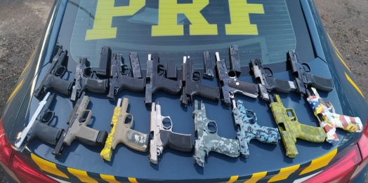 PRF apreende arsenal de 16 pistolas e 20 carregadores ocultos no tanque de combustível de um carro em Céu Azul