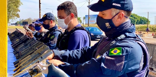 PRF apreende arsenal de mais 50 pistolas e carregadores em ação conjunta com a Receita em Santa Terezinha de Itaipu
