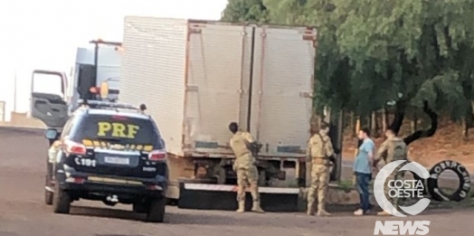 PRF apreende caminhão carregado com cigarros em Missal; motorista foi preso