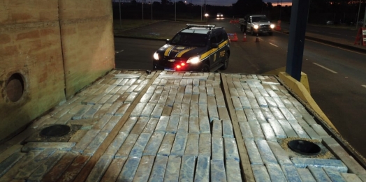 PRF apreende carreta com quase uma tonelada de maconha em Guaíra