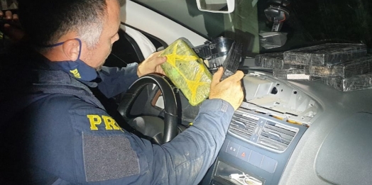PRF apreende cocaína e crack escondidos em compartimento oculto em painel de veículo