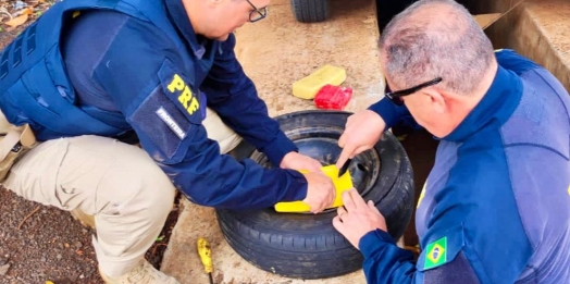 PRF apreende cocaína e crack escondidos no pneu reserva de automóvel, em Santa Terezinha de Itaipu