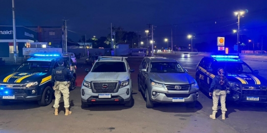 PRF apreende dois veículos furtados em um caminhão cegonha em Foz do Iguaçu