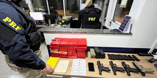 PRF apreende, em Céu Azul, armas e cocaína em veículo que seguia para Londrina