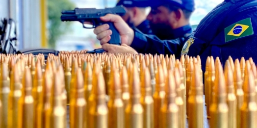 PRF apreende fuzil e pistolas na região de fronteira
