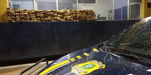 PRF apreende maconha transportada em veículo roubado