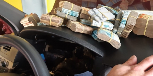 PRF apreende mais de R$ 500 mil com mulher no Paraná