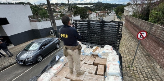 PRF apreende mais de uma tonelada de maconha escondida em carga de farinha na BR-116