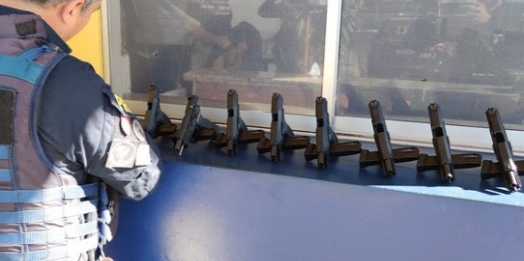 PRF apreende pistolas turcas, munições e carregadores com passageira de ônibus, em Santa Terezinha de Itaipu