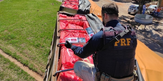 PRF apreende R$ 2,5 milhões em cigarros em bitrem no Paraná