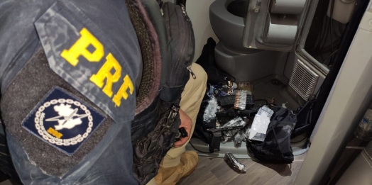 PRF e Polícia Civil apreendem armas e munições na região oeste