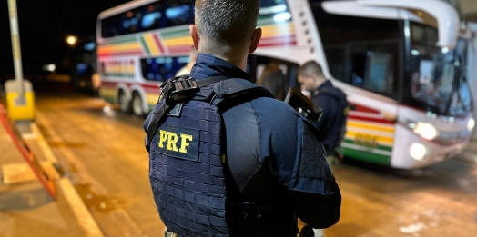 PRF fiscaliza ônibus com torcedores argentinos que cruzaram a fronteira em Foz do Iguaçu