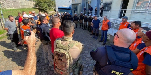 PRF, PM, Bombeiros e Defesa Civil escoltam quase 200 toneladas de suprimentos para as vítimas das enchentes no RS
