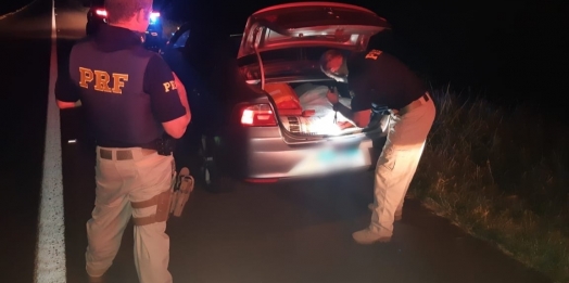 PRF prende em Céu Azul casal que transportava grande quantidade de maconha em carro roubado