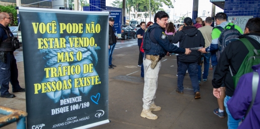 PRF realiza ação de conscientização sobre tráfico de pessoas na Ponte Internacional da Amizade